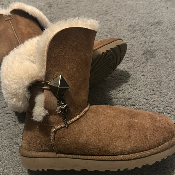 UGG CHESTNUT SHORT WITH CHARM INSTEAD OF BUTTON SIZE 8 USED - Picture 1 of 4
